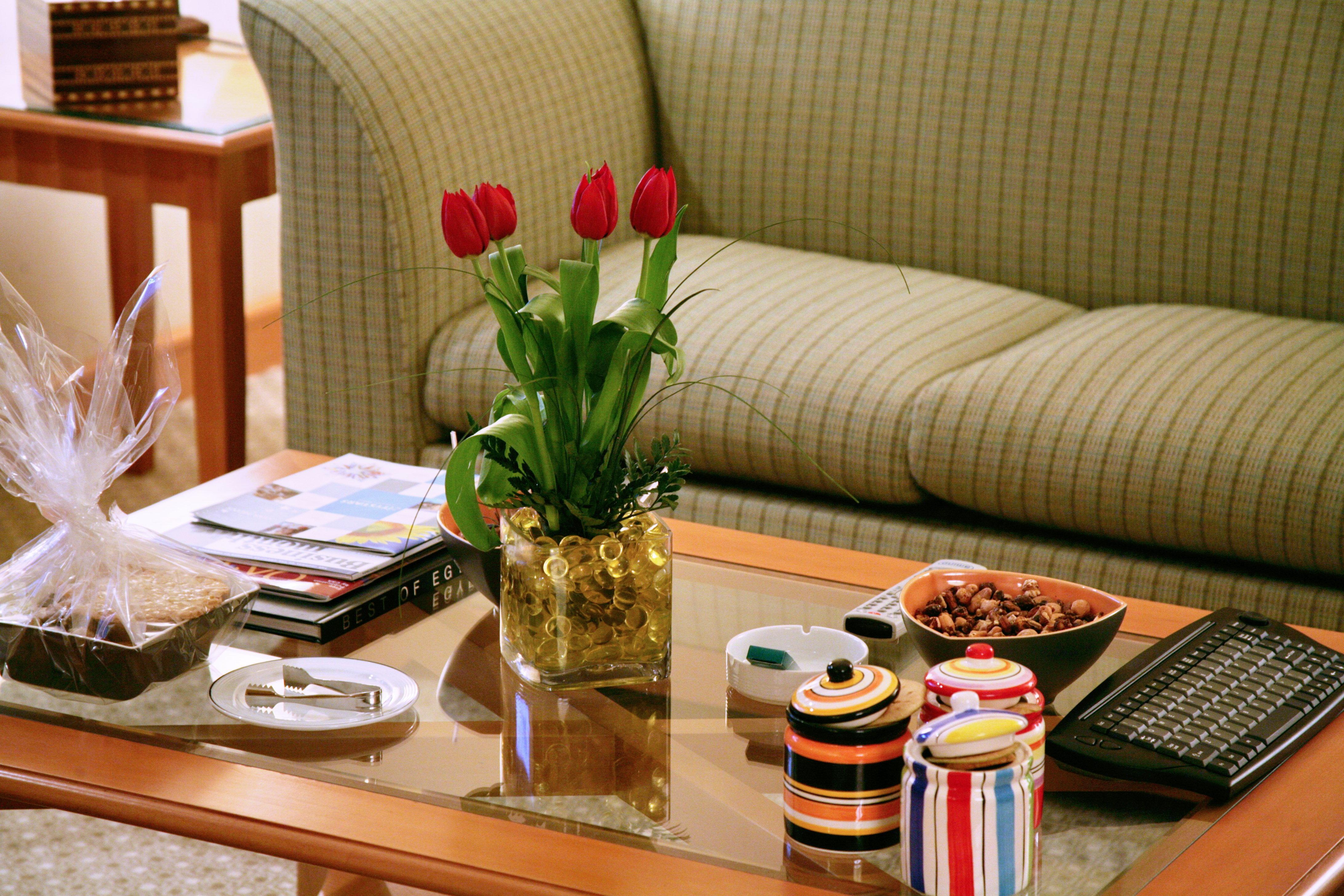 Holiday Inn Citystars By Ihg Le Caire Extérieur photo A coffee table with a vase of flowers